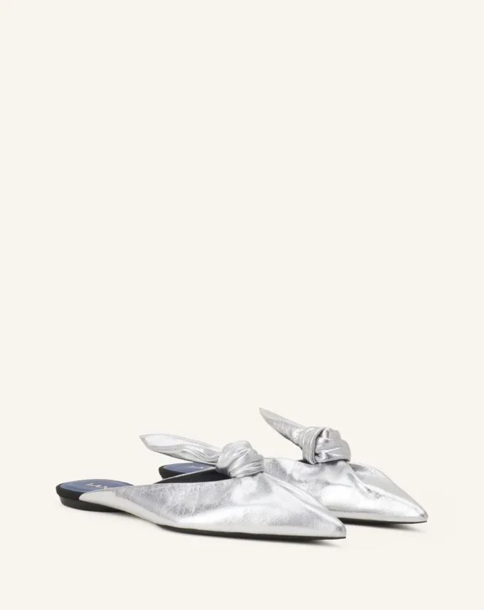 Mule Midnight Step Bow din piele metalizată Mule Midnight Step Bow din piele metalizată
