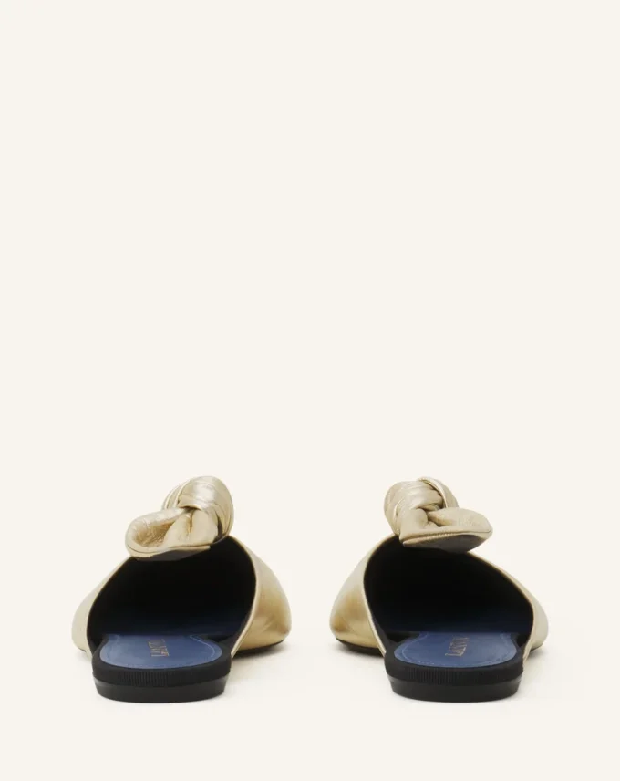 Mule Midnight Step Bow din piele metalizată Mule Midnight Step Bow din piele metalizată
