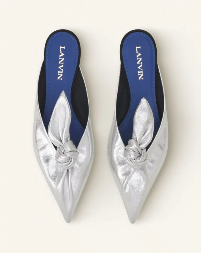 Mule Midnight Step Bow din piele metalizată Mule Midnight Step Bow din piele metalizată