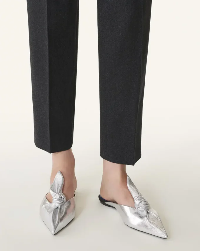 Mule Midnight Step Bow din piele metalizată Mule Midnight Step Bow din piele metalizată